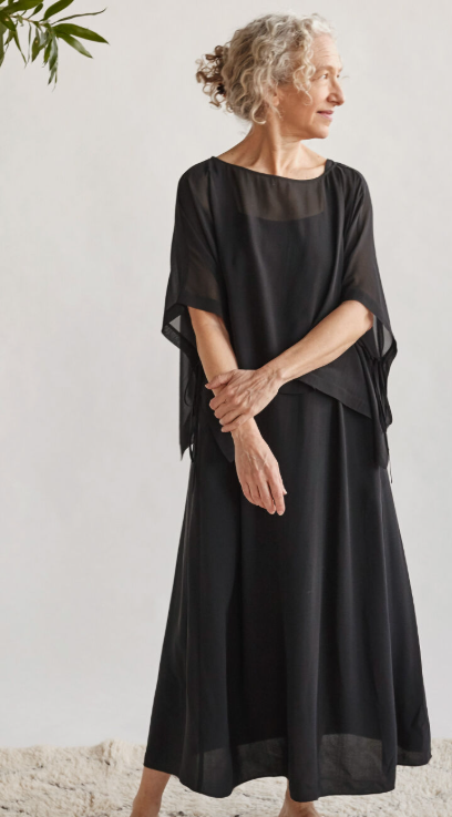 Eileen Fisher: Eleganza Sostenibile e Innovazione nel Settore Moda